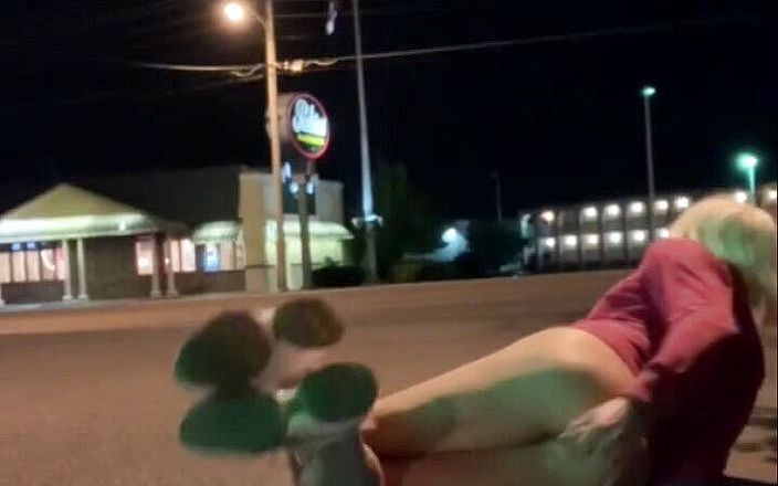 CindieLove: Vild riskabel utomhus anal dildo sexig sissy utställare