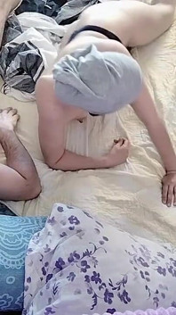 Masaje Sensual De Una Pareja Sexy Con Aceite En El Cuerpo. Juegos Previos En El Dormitorio Con Una Pareja Amateur.