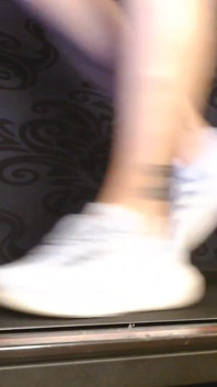 Blaue adidas-Turnschuhe gehen