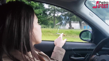 Smokin Fetish: Petra ama fumare ciggaretes nella sua macchina