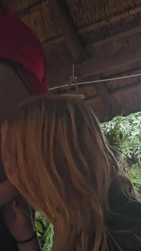18 tahun menghisap zakar di luar rumah di resort percutian