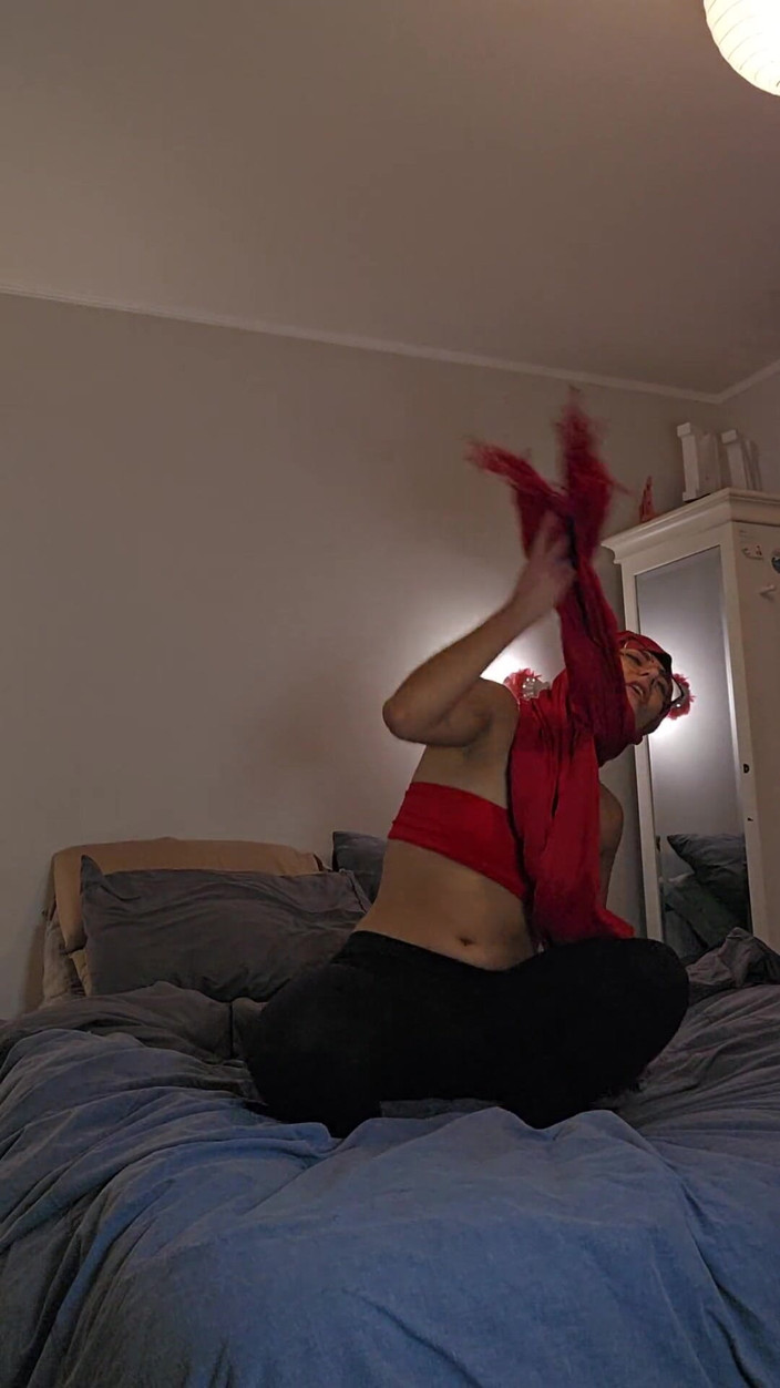 MiaNIqab: Прыгаю на моей кровати до последнего вздоха, Mia Niqab