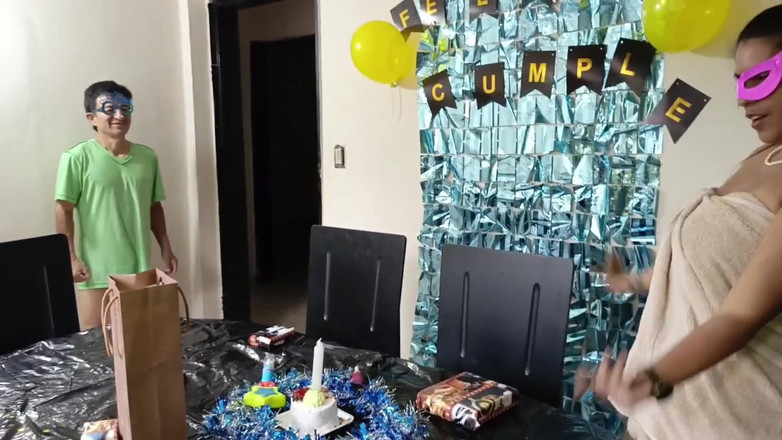 Lady: Feliz cumpleaños padrastro, soy tu regalo, así que fóllame duro