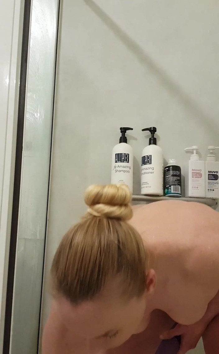 Michellexm: 新しいディルドでセクシーなシャワービデオを撮ろうとしましたが、実際には体勢をとるのが非常に難しく、ずっと滑り続けました。