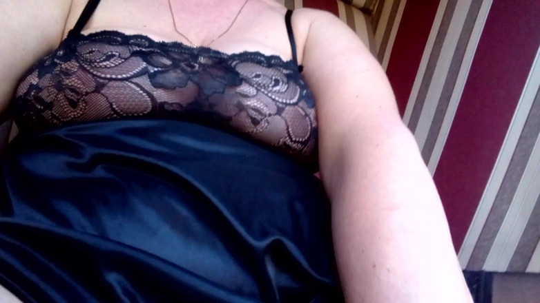 Hot-Pussy66: Sexy y frívola al aire libre en una silla de...