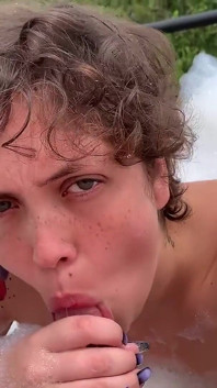 Ik had seks met een paar grote natuurlijke tieten in de natuur en de jacuzzi