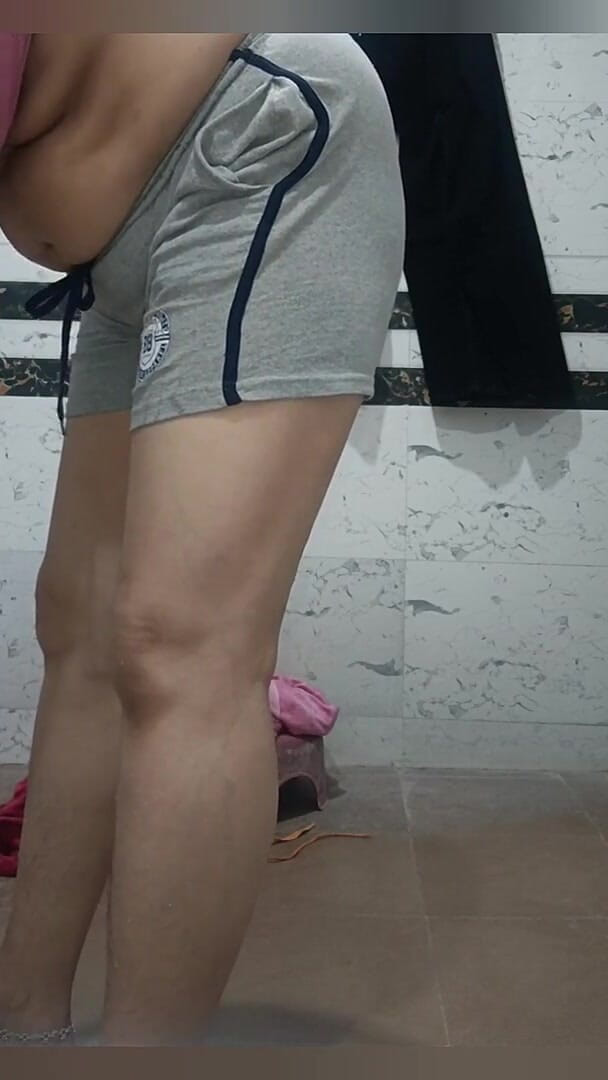 Priyahot77: Priya bhabi在浴室里全身热辣的锻炼