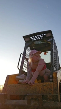 Ein Junges Französisches Mädchen Spießt Sich Auf Ihrem Dildo in Einem Traktor Auf