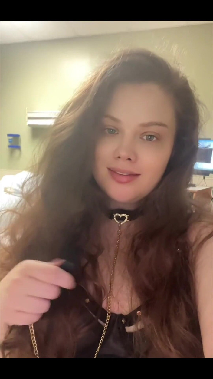 Dirtysecret: Cattiva ragazza sul letto riposo