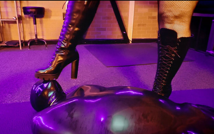 Miss quinn Cater: Latex Vaccusack- Missquinn profiteert ten volle van latexeerbare