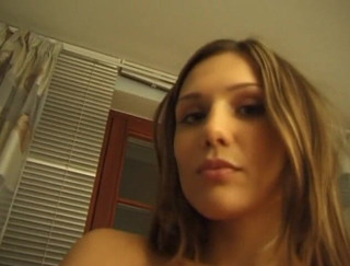 Flash Model Amateurs: Красива брюнетка демонструє своє сексуальне тіло