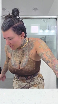 La ragazza muddy in doccia