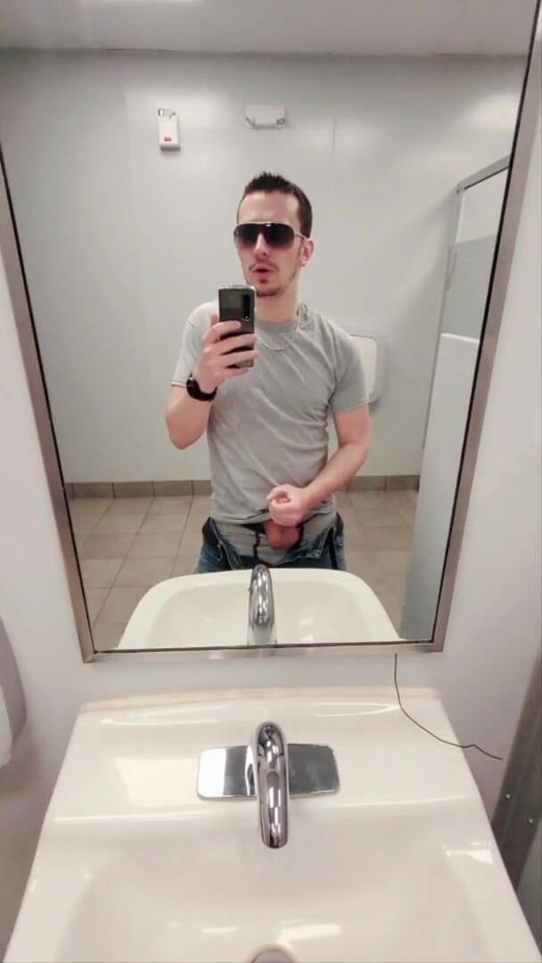 Ballbuster boi: Mladý Self Ball Buster honí své koule ve walmartské koupelně