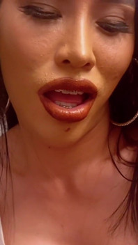 City - échange des éjacs faciales avec une trans sexy avec une trans avec un gros cul