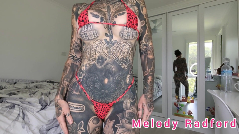Melody Radford: Червоно-чорне мікробікіно приміряє з великими цицьками Мелоді Радфорд