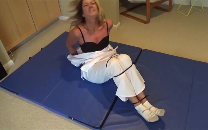 Selfgags classic: Karate milf in bondage: een vrouw kan geboeid, mond gesnoerd...