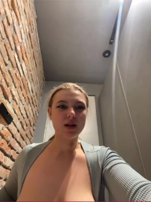JuiceLussie: Futai anal în toaletă. Pizdă futută cu degetele. Un trecător m-a...