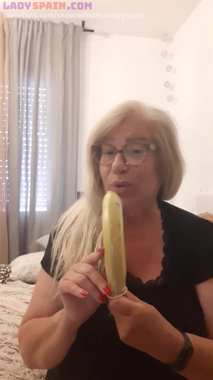 Lady Spain: 그녀의 보지에 바나나를 넣는 Fina. 그녀는 그것을 맛보고 자위해, 그래서 발정난!