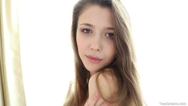 Teen Dreams: Mila Azul devine perversă cu bomboanele ei în pizdă