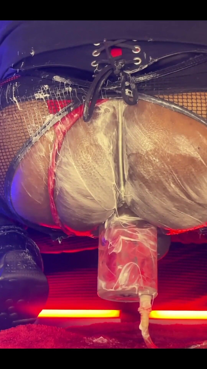 DipsoDeep: Aku lagi asik muasin lubang pantatku pakai pompa anal dan...