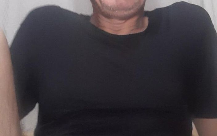 Big uncut hard cock: Seorang pria cantik dengan kaos dan celana dalam menunggu untuk...