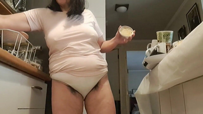 Mommy big hairy pussy: Máma Super dlouhá chlupatá kundička v kuchyni