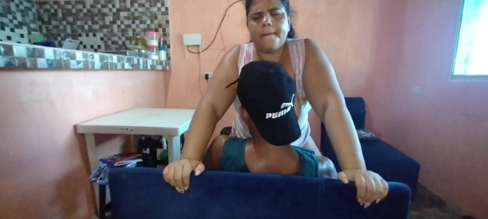 Adribella69: yaşlı adam çalışanın masumiyetinden faydalanıyor