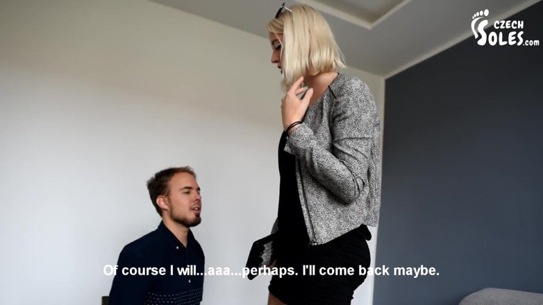 Czech Soles - foot fetish content: Pés grandes na loja de sapatos de luxo - parte 2