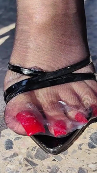 Sepatu hak tinggi & footjob sensual dengan stoking nilon hitam