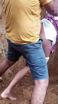 Secara Rahsia, saya mengongkek adik tiri nakal di luar berbogel selepas kencing di luar rumah