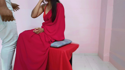 Riya0690: 当我粗暴地操她时，我的Chudakkad bhabhi在我的房间里换纱丽服