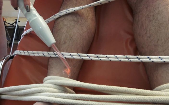 Femdom Austria: 私が彼を言葉で辱め、彼の口に唾を吐きながら、ローは固執します