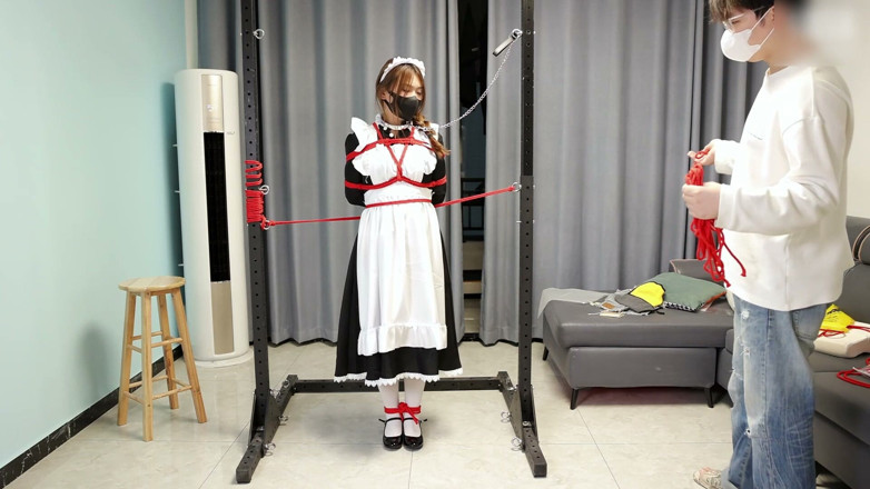 Asian bondage: Služebné se spojily s kovovým držákem