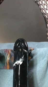 Îmi place că e întinsă îi fute curul pe un vibrator imens