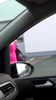 大きなお尻を持つセクシーな熟女が積の車と屋外