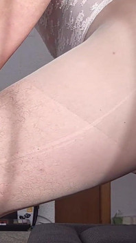 Pantat kecilku yang lucu dengan bodysuit rendanya