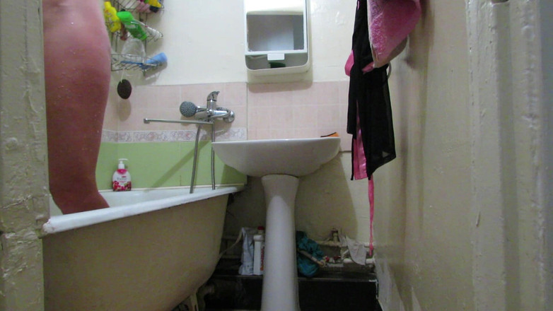 SexyAnka: Banyoda güzel bayan. Rusça sohbetlerle