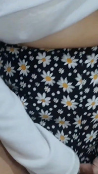 Une Femme Sexy Se Masturbe La Chatte Avec La Friction De Son Short, Elle Devient Très Sale, Veut Une Bite.