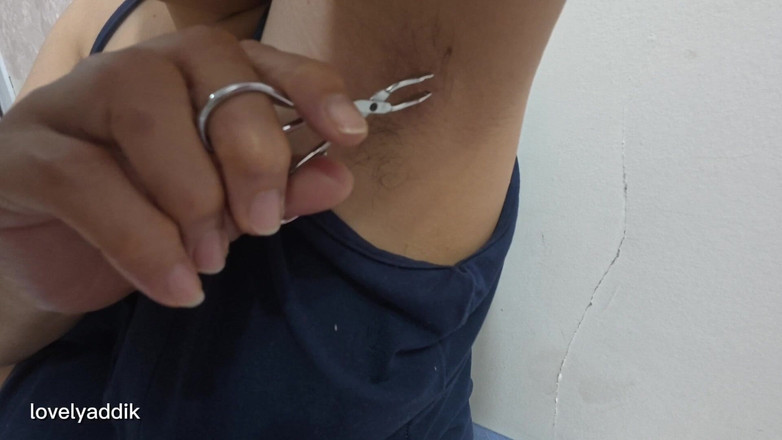 Lovelyaddik: Îmi scot părul în axila mea