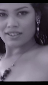 Sara Lemos morena con un coño peludo tiene su culo golpeado en un velero
