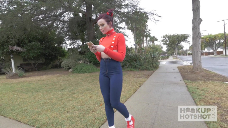 Hookup Hotshot: Chloe Carter, petite rousse, rencontre un mec sur un site...