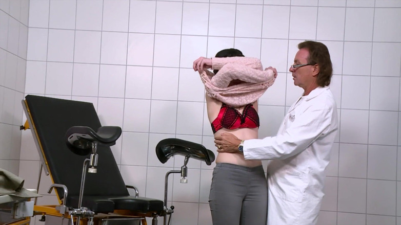 MMV films - The Original: Giovane troia prova per la prima volta l'enorme cazzo del...