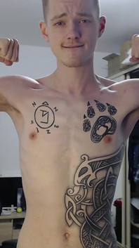 Nahá Endo Show Biceps