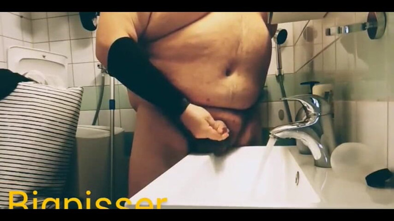 Big Pisser: Czcij swojego mistrza błagaj o jego siusiu