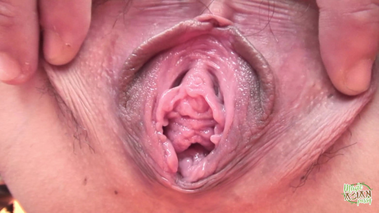 Magic Asian Pussy: 이 아시아 미녀는 섹스 토이를 사용하기로 결정하는 동안 밴에 타고 있었습니다.