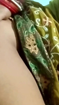 新婚印度漂亮妻子与年轻的姐夫口交和热辣骑乘性爱