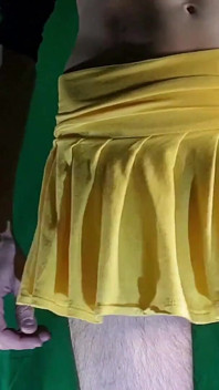 Seluar dalam lacy merah di bawah skirt kuning