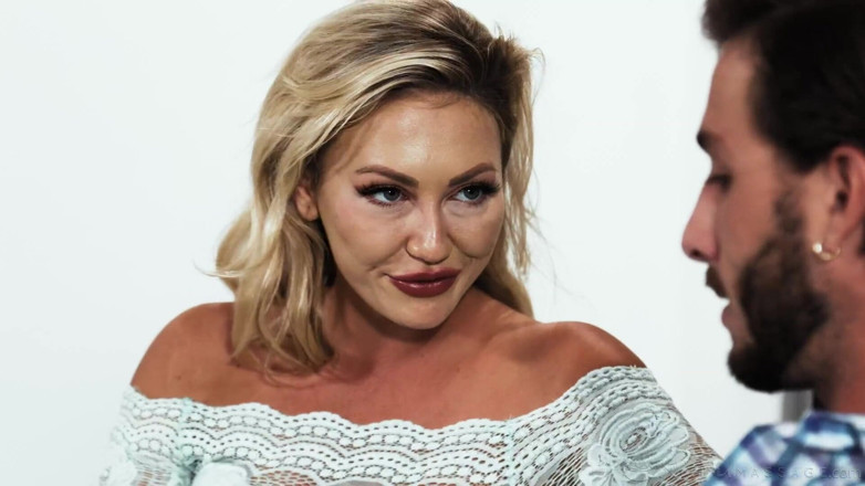 Nuru Massage: Masaż Nuru - Niegrzeczna lesbijka Adira Allure zdradza żonę z męskim pracownikiem...