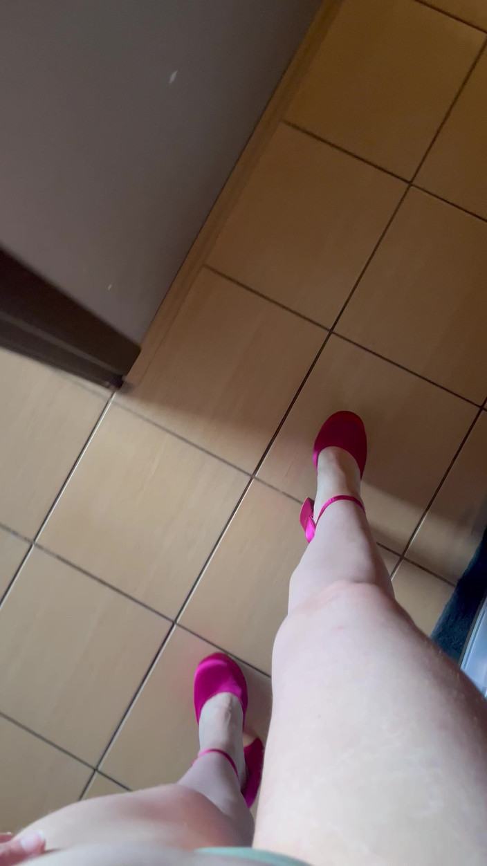 Feet: Những âm thanh của đi bộ trong giày cao gót