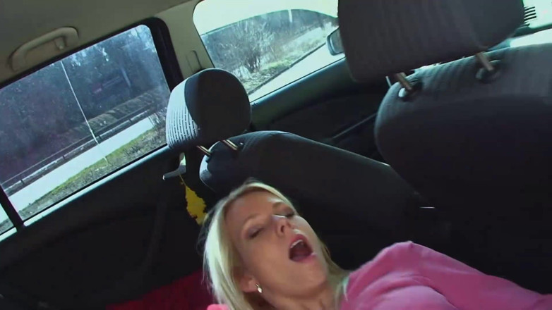 Public Entertainment: Amateur-paar fickt auf einer autobahn
